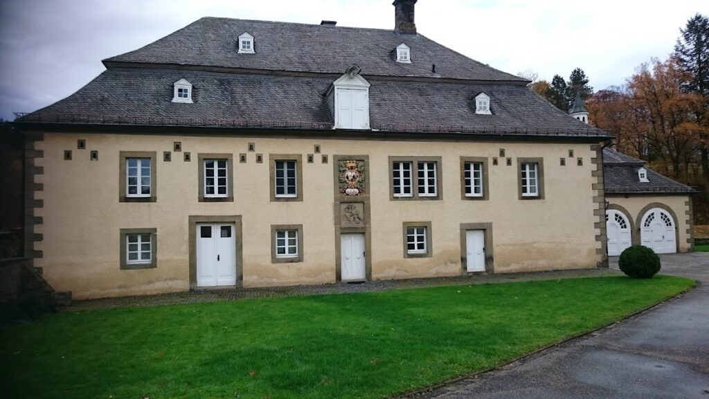 Schloss Körtlinghausen: A Baroque Moated Residence in Germany 3 Schloss Körtlinghausen