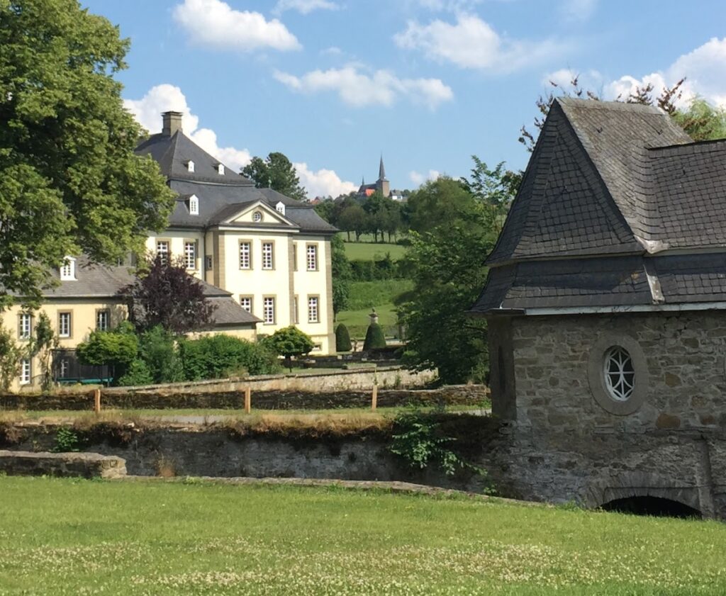 Schloss Körtlinghausen: A Baroque Moated Residence in Germany 4 Schloss Körtlinghausen