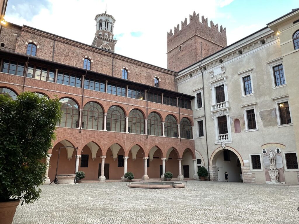 Palace of Cansignorio: A Medieval Civic and Administrative Complex in Verona 2 Palace of Cansignorio