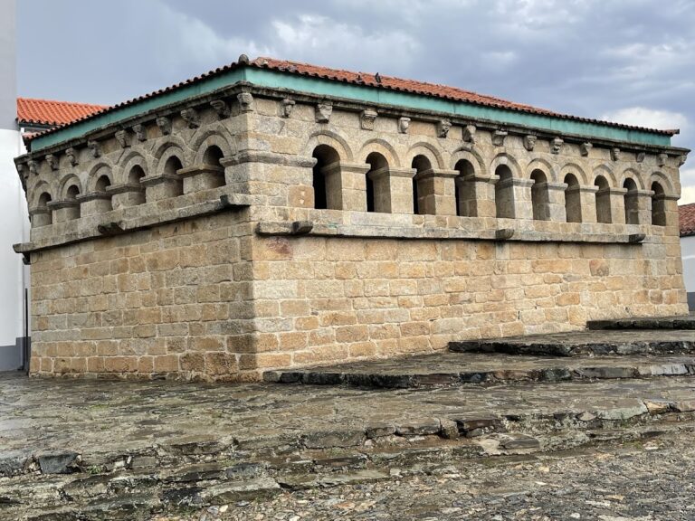Domus Municipalis, Bragança: A medieval municipal hall and cistern
