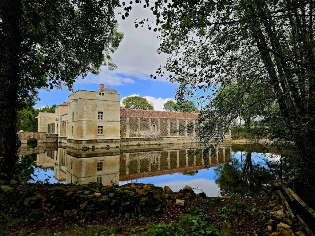 Château de la Citardière: A Fortified Residence in Mervent 1 Château de la Citardière