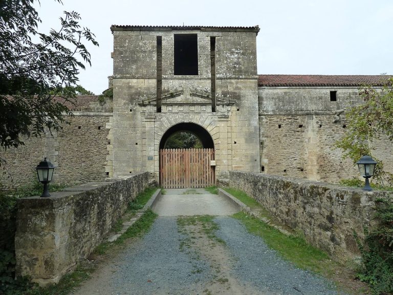 Château de la Citardière: A Fortified Residence in Mervent