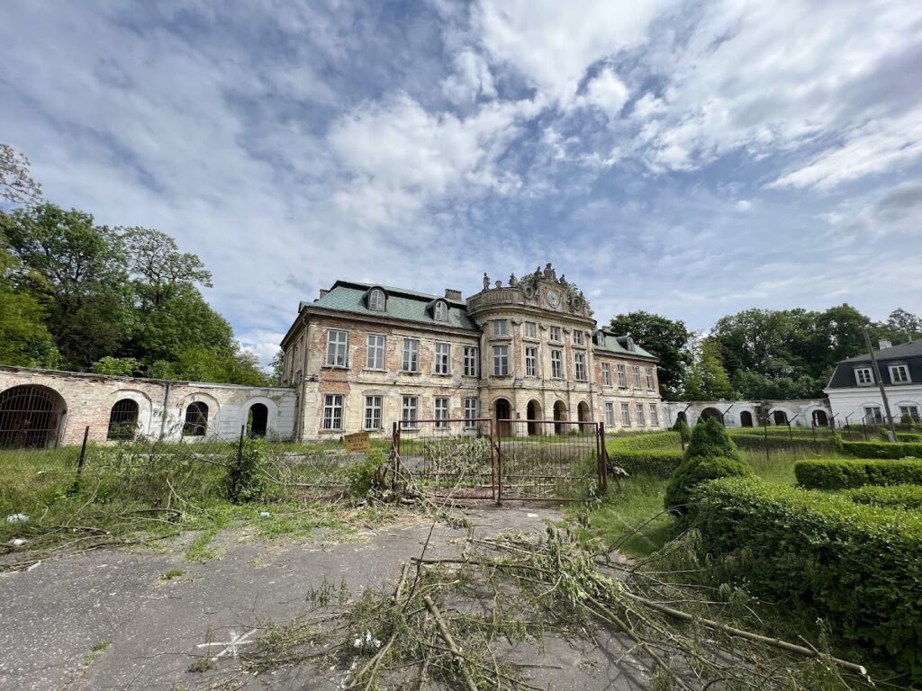Dembiński Palace in Szczekociny: An Early-Classical Residence in Poland 1 Dembiński Palace in Szczekociny