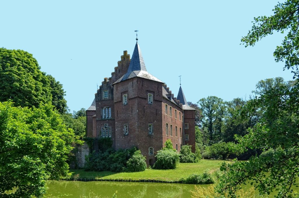 Schloss Elsum: A Historic Water Castle in Germany 1 Schloss Elsum