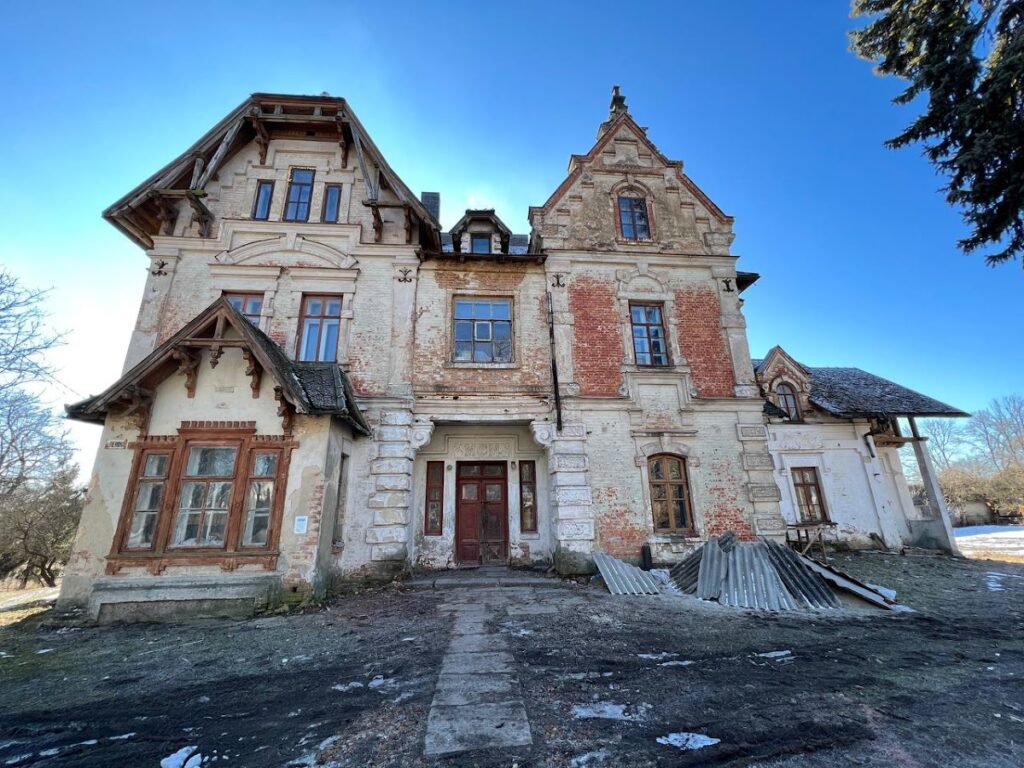 Antoniny Palace: An Aristocratic Residence in Ukraine 1 Antoniny Palace