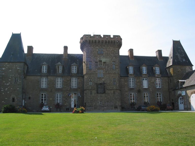 Rânes Castle: A Historic Aristocratic Residence in France