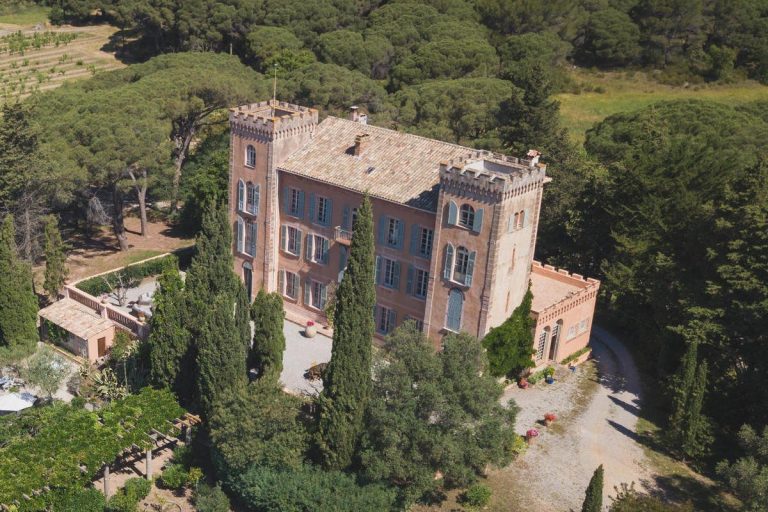 Château de Vaucouleurs: A Historic Wine Estate in Puget-sur-Argens, France