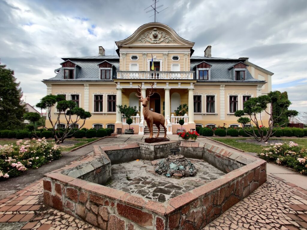 Palace of the Counts Tyszkiewicz: A Neoclassical Residence in Brody, Ukraine 1 Палац Тишкевичів у Старих Бродах