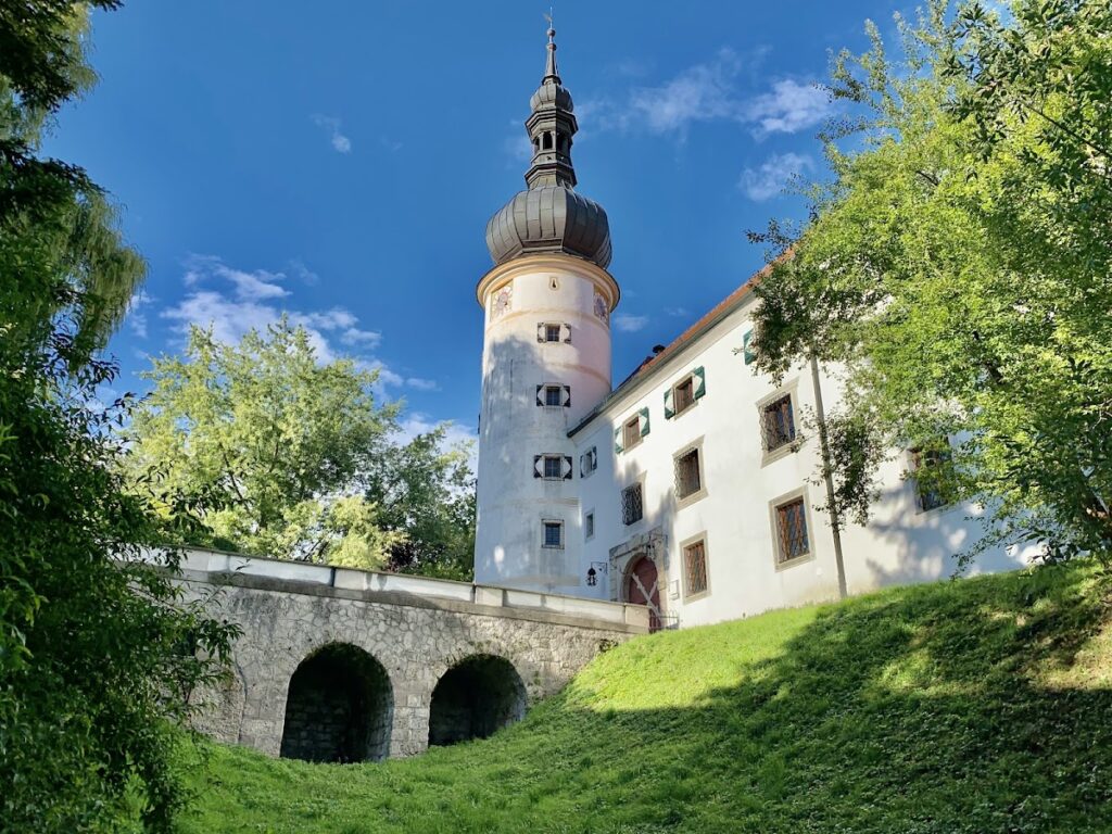 Schloss Achleiten: A Medieval Fortress Transformed into a Residential Castle 1 Schloss Achleiten