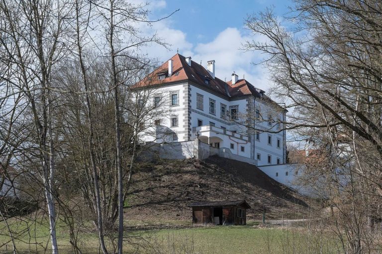 Schloss Achleiten: A Medieval Fortress Transformed into a Residential Castle