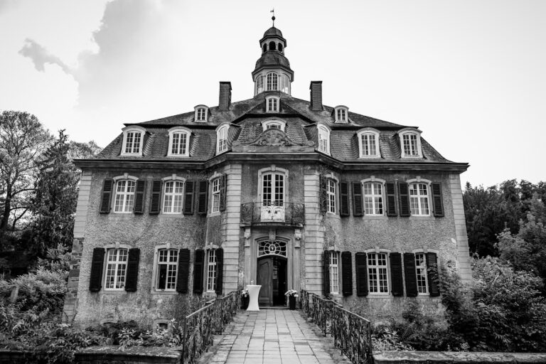 Hackhausen Castle: A Water Castle in Solingen, Germany