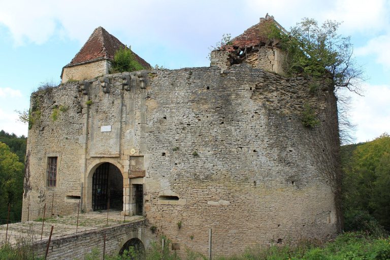 Château de Rochefort (Asnières-en-Montagne): A Military-Renaissance Castle in France