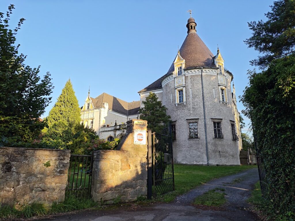 Palace in Czernica, Lower Silesian Voivodeship: A Renaissance and Neo-Renaissance Residence 1 Palace in Czernica, Lower Silesian Voivodeship