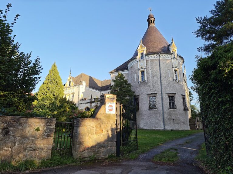 Palace in Czernica, Lower Silesian Voivodeship: A Renaissance and Neo-Renaissance Residence