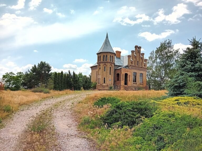 Pałacyk Myśliwski Skórzewskich: A Late 19th-Century Hunting Palace near Chmielniki, Poland