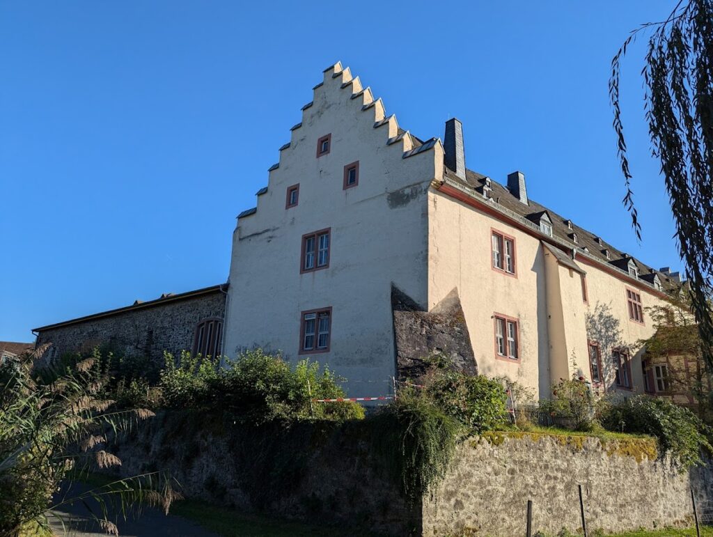 Schloss Bingenheim: A Castle Complex in Hesse, Germany 2 Schloss Bingenheim