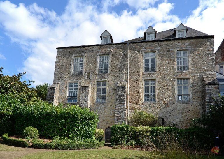 Palais du Grabatoire: Episcopal Residence and Canonial Palace in Le Mans
