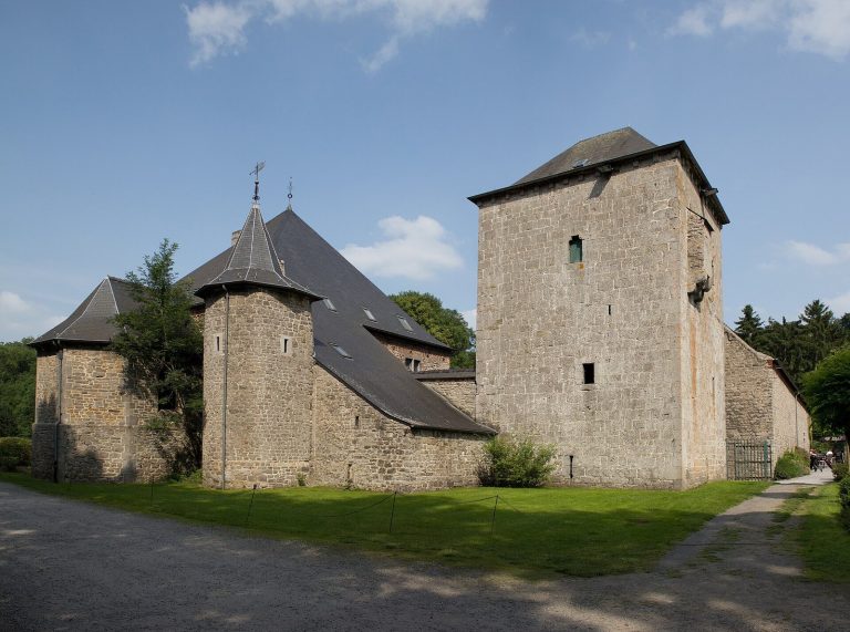 Falnuée Castle: A Medieval Castle-Farm Complex in Belgium