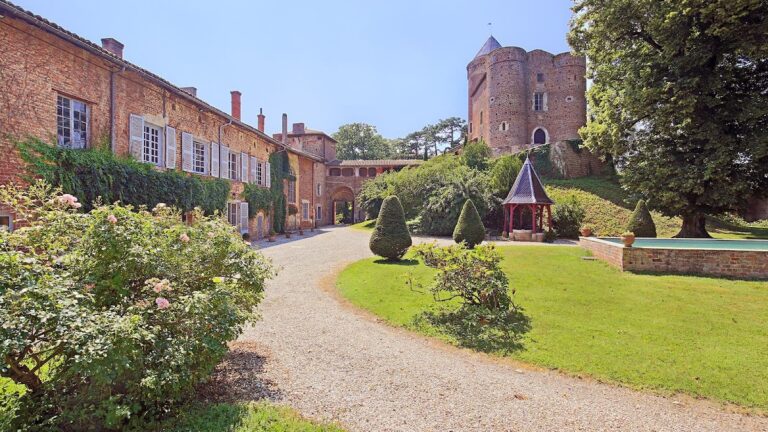 Ensemble castral du Montellier: Medieval Castle Complex and Seigneurial Seat