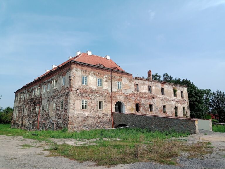 Pětipsy Castle: A Medieval Fortress and Estate Centre in Czechia
