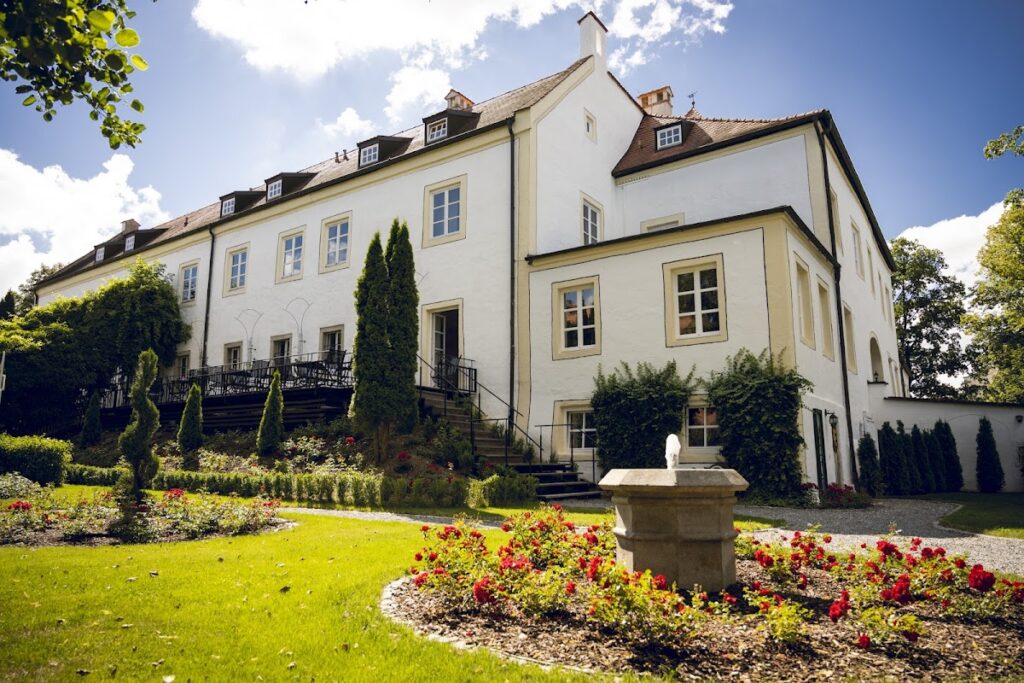 Neufahrn Castle: A Renaissance Castle and Bavarian Hofmark Seat in Germany 1 Neufahrn Castle