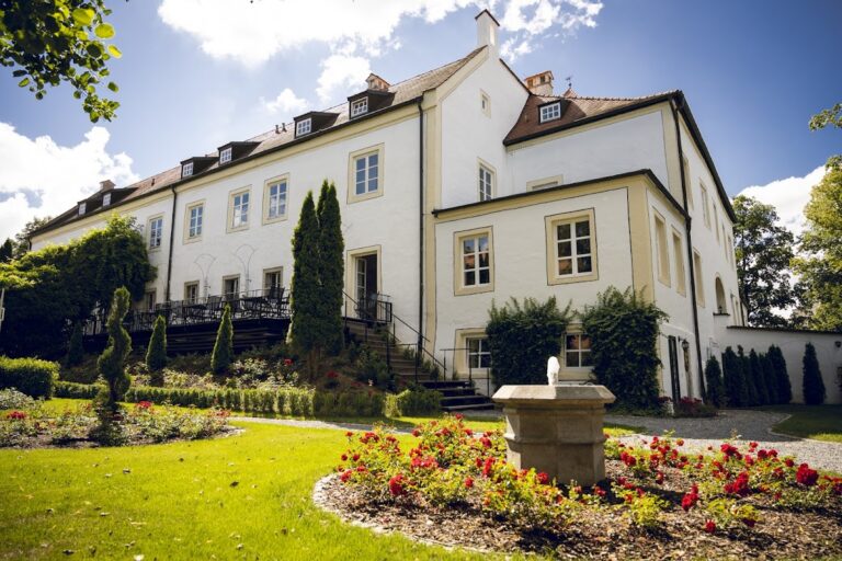 Neufahrn Castle: A Renaissance Castle and Bavarian Hofmark Seat in Germany