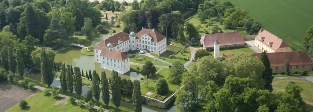 Schloss Hünnefeld: A Moated Noble Residence in Germany 1 Schloss Hünnefeld