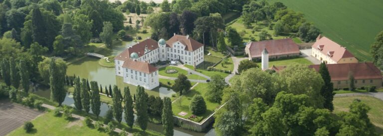 Schloss Hünnefeld: A Moated Noble Residence in Germany