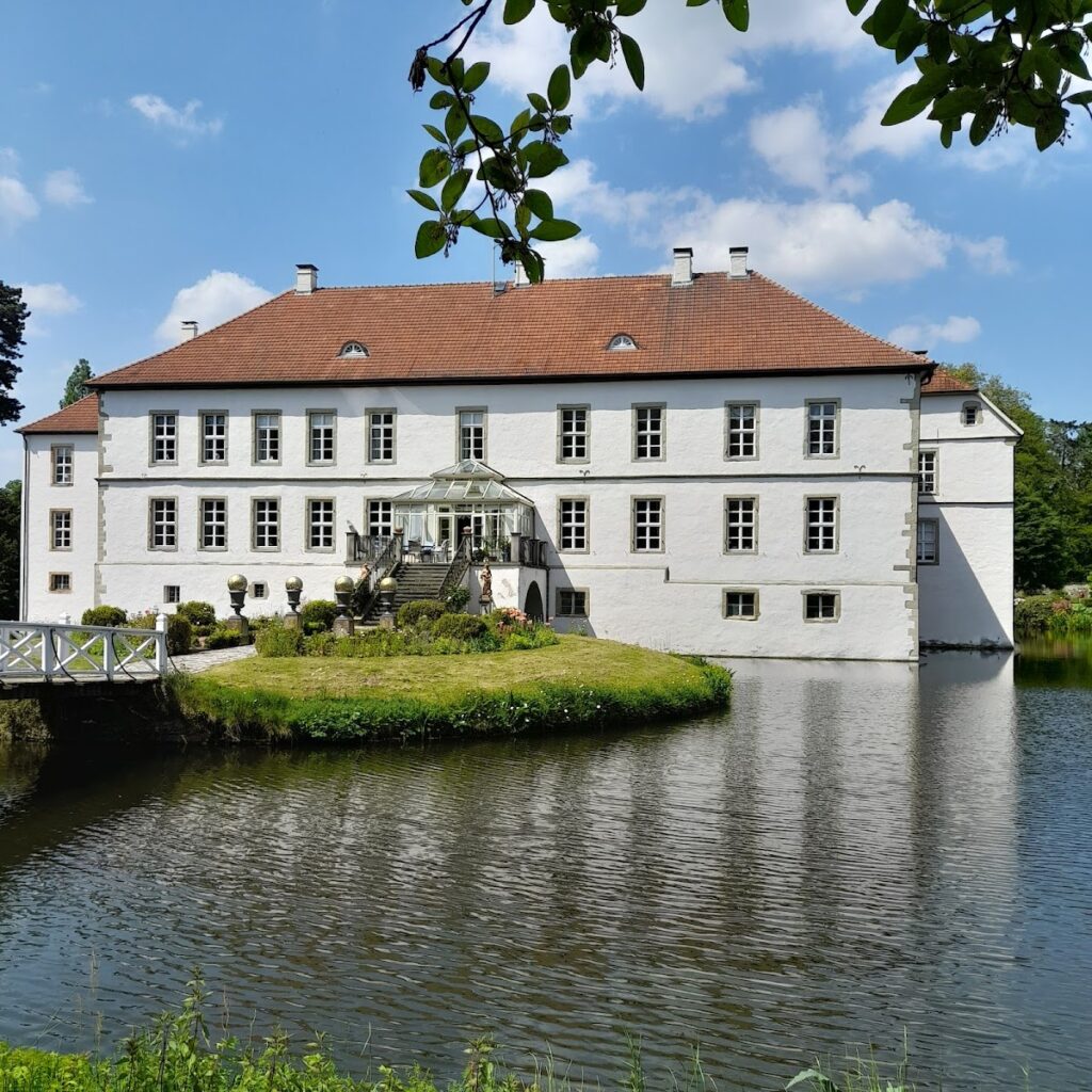 Schloss Hünnefeld: A Moated Noble Residence in Germany 2 Schloss Hünnefeld