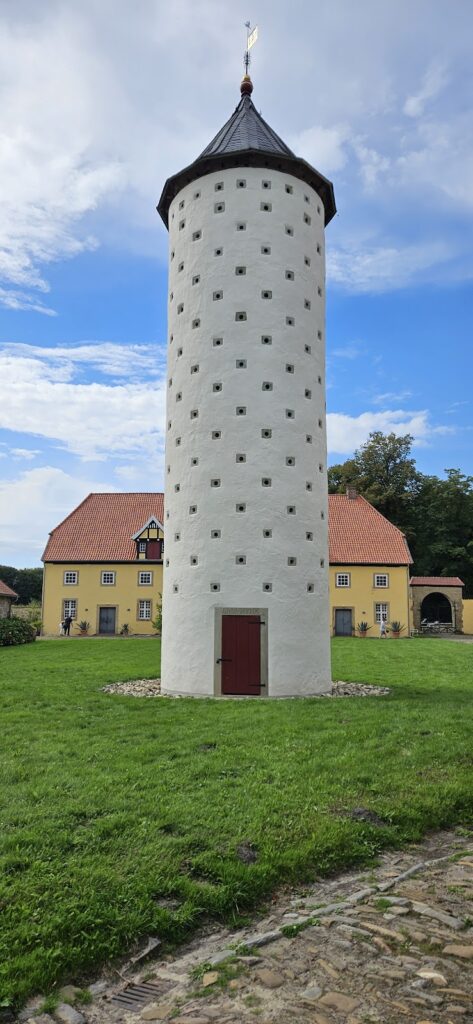 Schloss Hünnefeld: A Moated Noble Residence in Germany 4 Schloss Hünnefeld