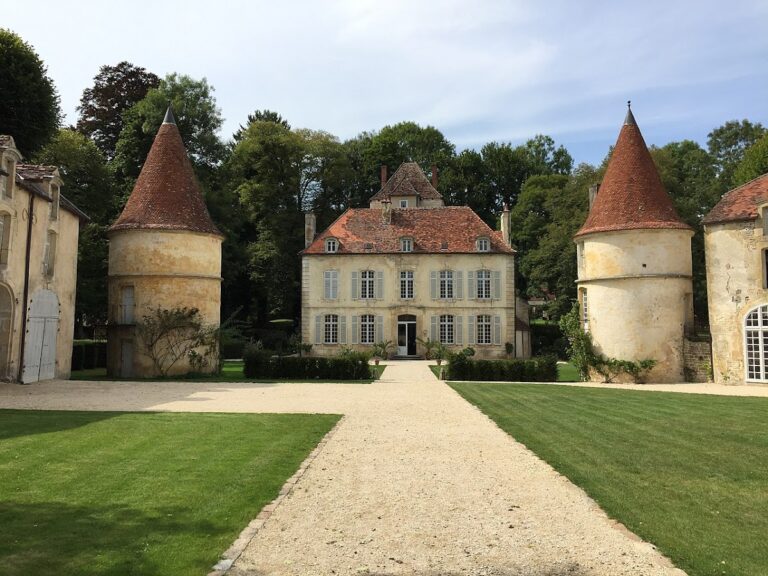 Château de Quemigny-sur-Seine: A medieval keep and 18th-century residence in Burgundy