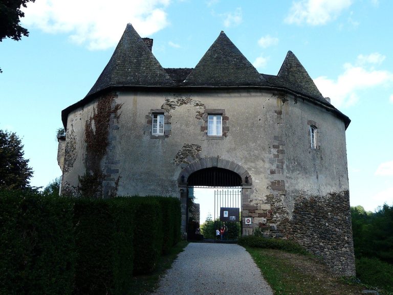 Château de Comborn: A Medieval Fortress in France