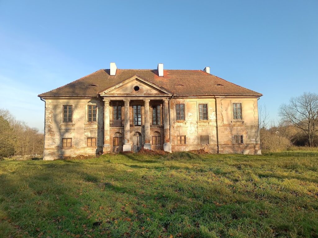 Palace in Pławowice: A Neoclassical Rural Residence in Poland 1 Palace in Pławowice
