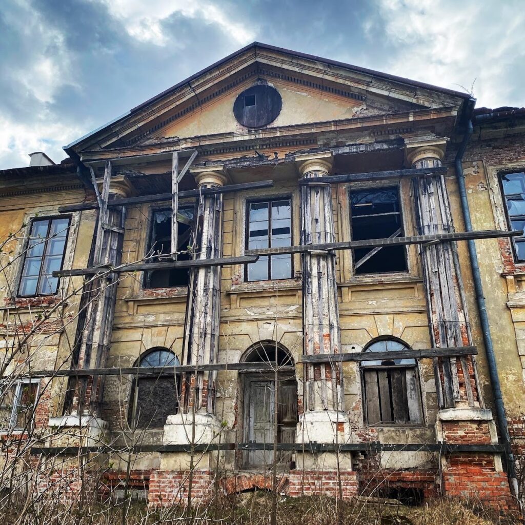 Palace in Pławowice: A Neoclassical Rural Residence in Poland 2 Palace in Pławowice