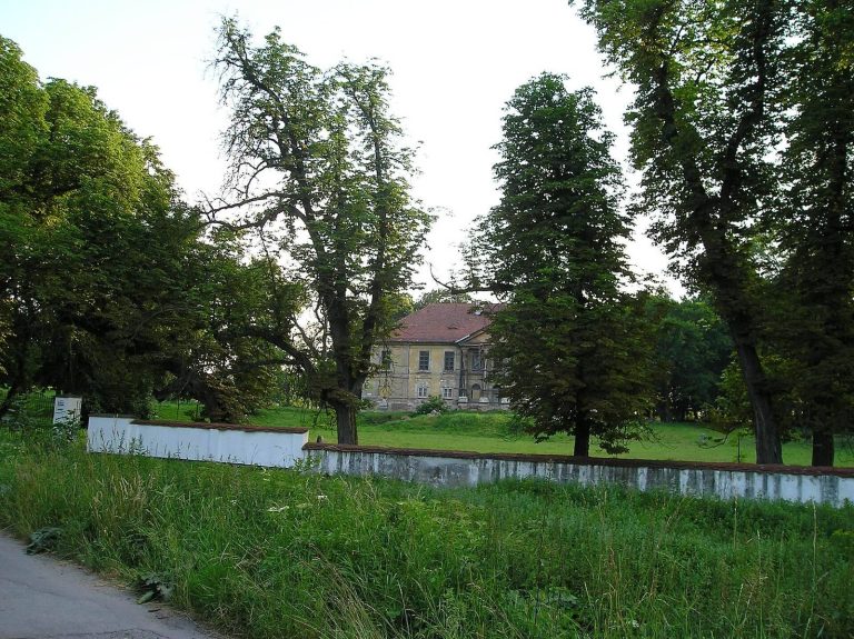 Palace in Pławowice: A Neoclassical Rural Residence in Poland