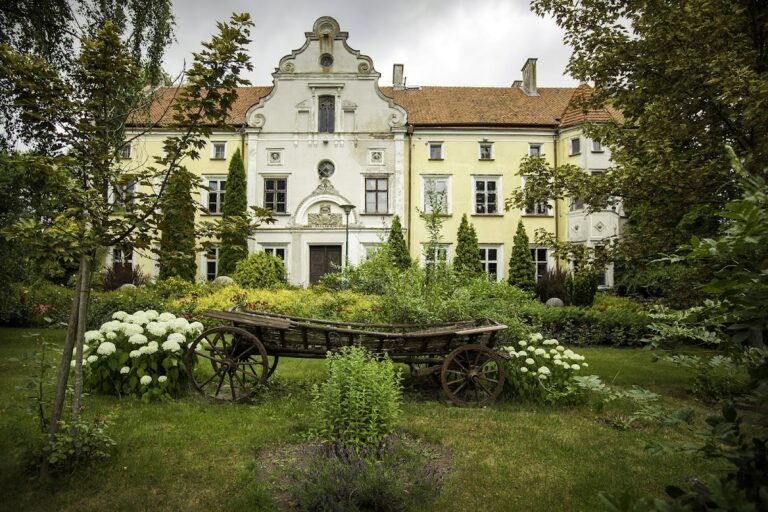 Palace in Łabędnik: An Estate Residence in Poland