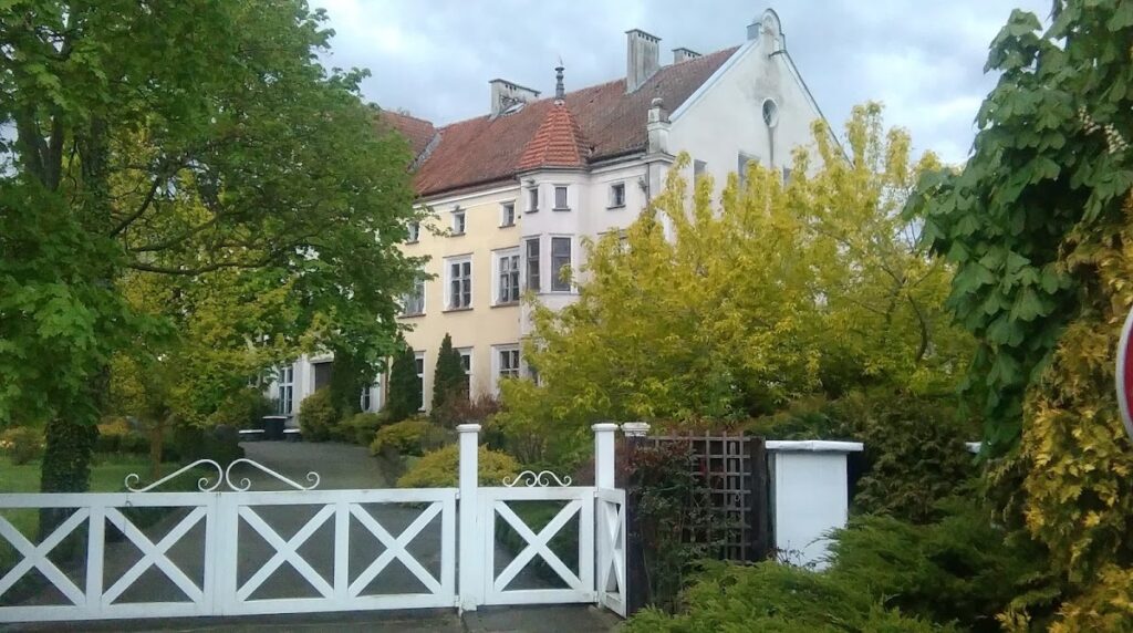 Palace in Łabędnik: An Estate Residence in Poland 2 Palace in Łabędnik