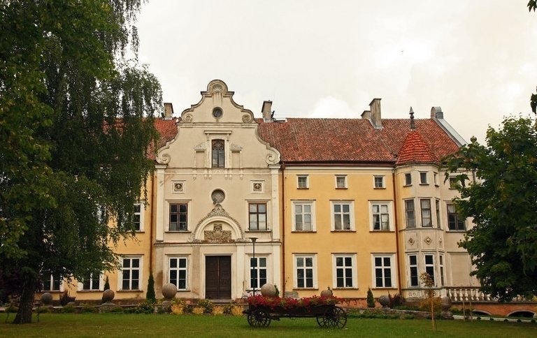 Palace in Łabędnik: An Estate Residence in Poland