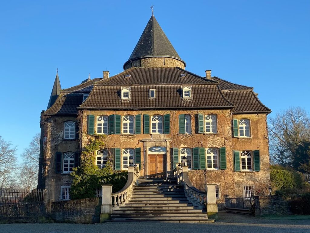 Linnep Castle: A Water Castle and Manorial Center in Ratingen, Germany 1 Linnep Castle