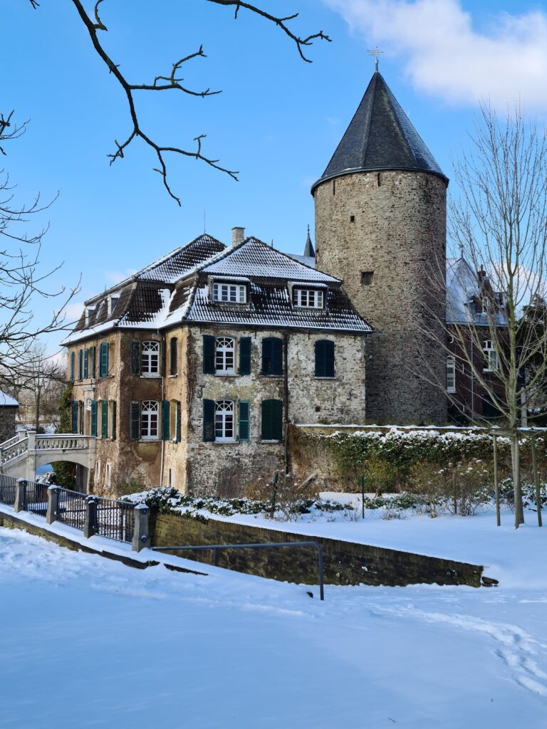 Linnep Castle: A Water Castle and Manorial Center in Ratingen, Germany 3 Linnep Castle