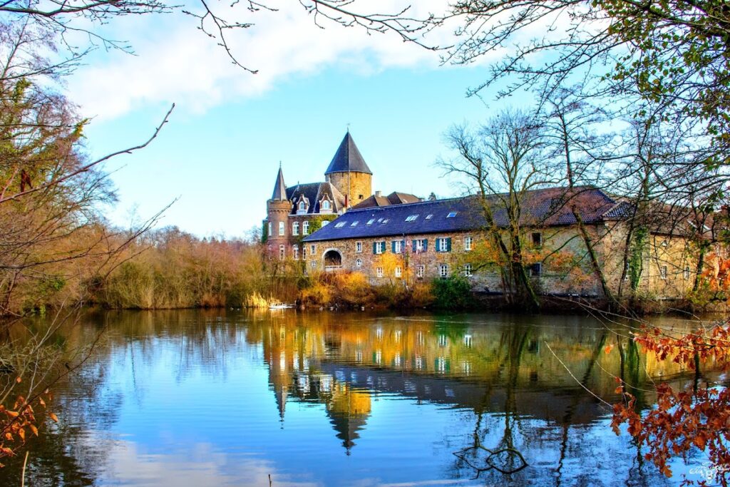 Linnep Castle: A Water Castle and Manorial Center in Ratingen, Germany 4 Linnep Castle