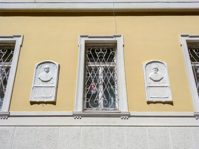 Ploteni Palace: A Neoclassical Estate in Ukraine