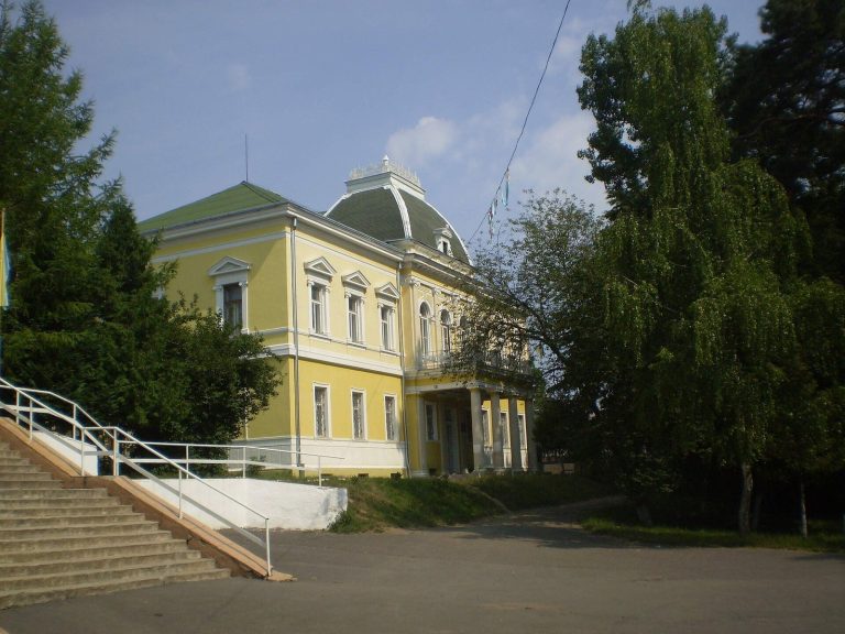Ploteni Palace: A Neoclassical Estate in Ukraine