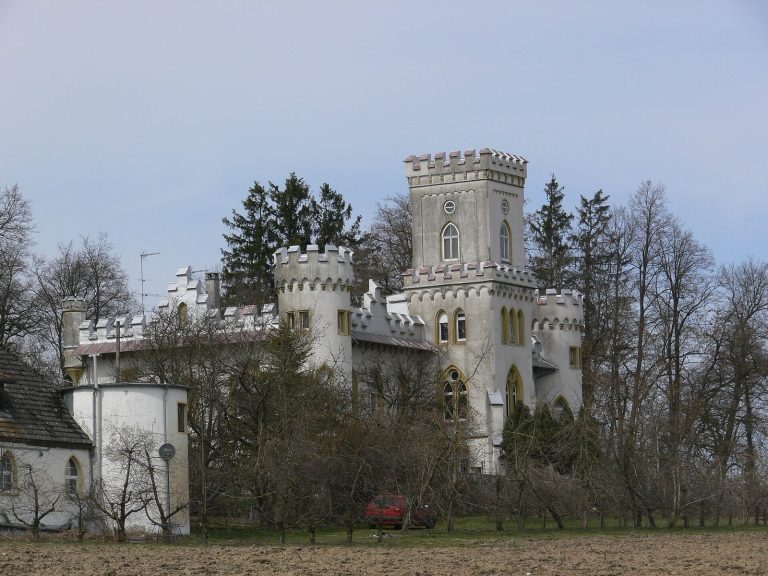Schloss Benzenhofen: A Historicist Tudor-Style Castle in Germany