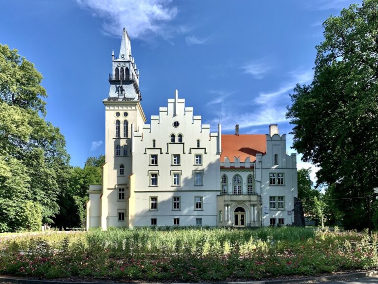 Palace in Woskowice Małe: A Neo-Gothic Manor House in Poland