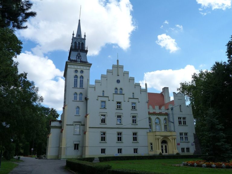Palace in Woskowice Małe: A Neo-Gothic Manor House in Poland