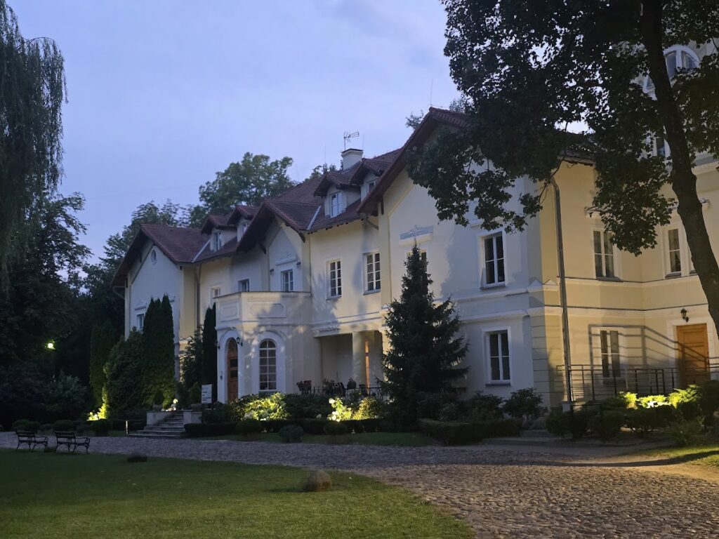 Kobylin Palace: An Eclectic Residence in Poland 4 Pałac w Kobylinie
