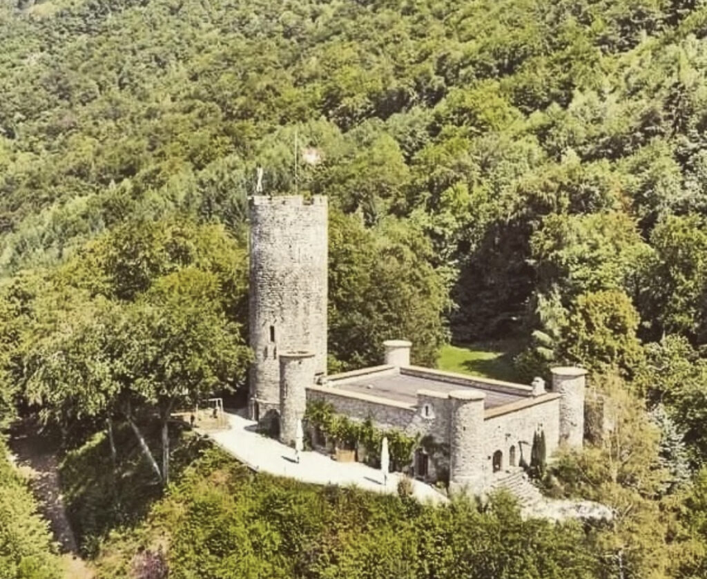Feissons Castle (Château de Feissons): A Former Fortified House in France 1 château de Feissons