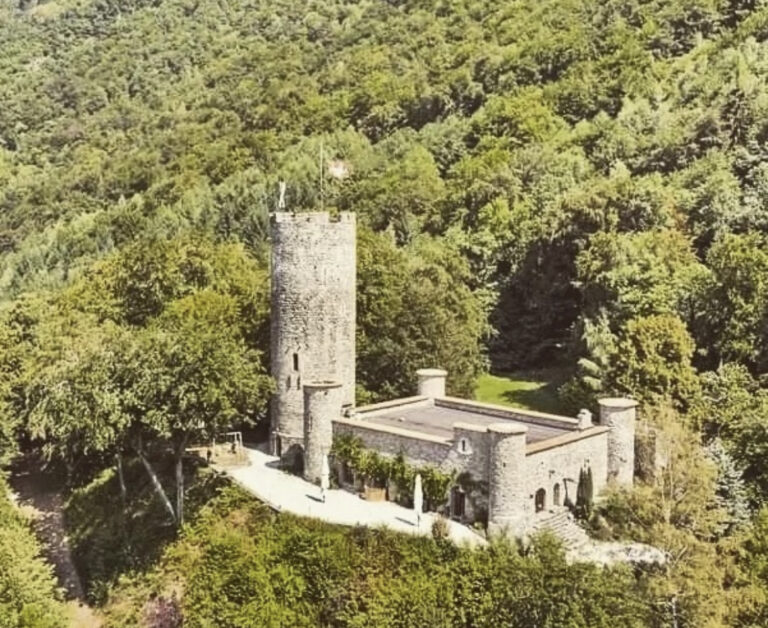 Feissons Castle (Château de Feissons): A Former Fortified House in France