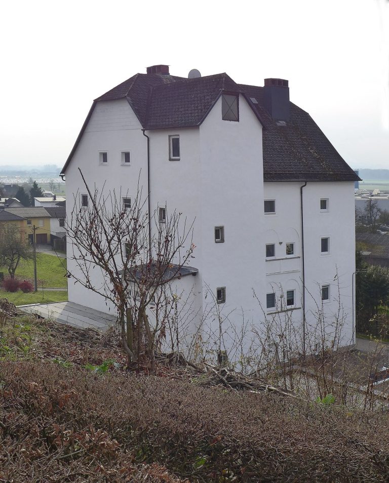 Schloss Poneggen: An Aristocratic Residence and Hosiery Factory in Austria